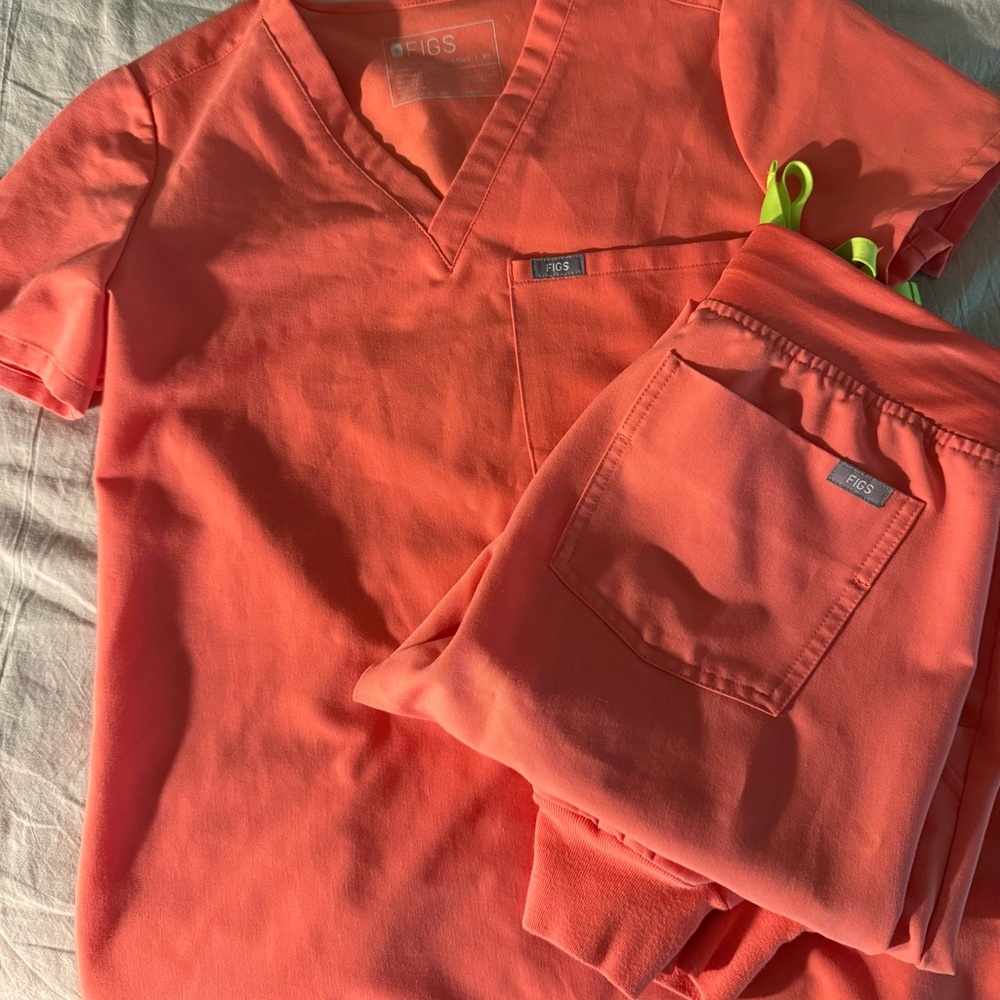 Figs Hot Coral Scrub Set XS